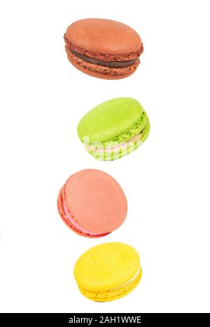 Quatre macarons multicolores flottant dans l'air sur un fond blanc Banque D'Images