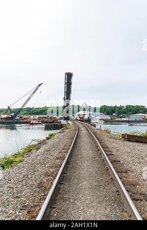 Pont-levis près du viaduc ferroviaire sur la borne 18 de West Seattle, Washington. Banque D'Images