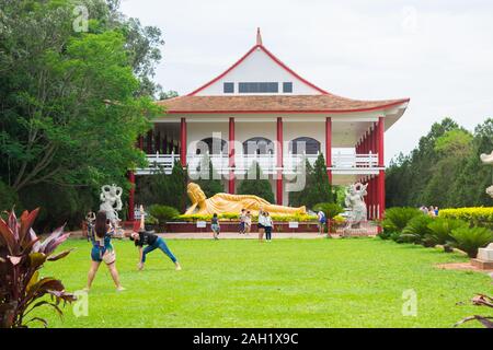 Foz do Iguaçu, Brésil - Circa Octobre 2019 : les touristes faisant du yoga poses et prenez des photos de Chen Tien Temple bouddhiste Banque D'Images