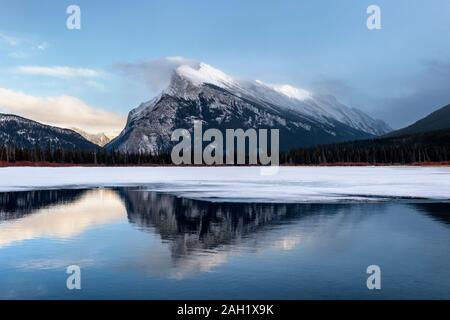 Pouvez 01 lacs Vermillon avec le Mont Rundle en hiver, Banff, Alberta, Canada Banque D'Images