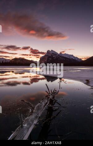 Lever du soleil à Vermillon lacs en hiver, Banff, Alberta, Canada Banque D'Images