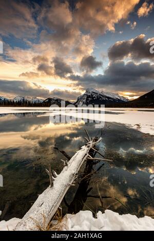 Lacs vermillon avec ciel dramatique en hiver, Banff, Alberta, Canada Banque D'Images