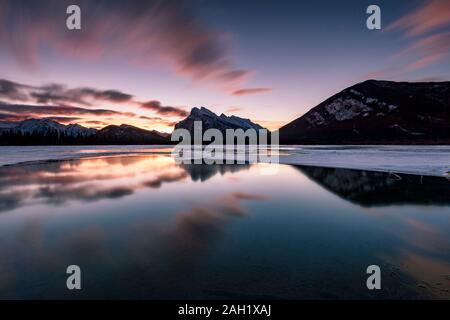 Pouvez 06 Amazing lever du soleil à Vermillon lacs en hiver, Banff, Alberta, Canada Banque D'Images