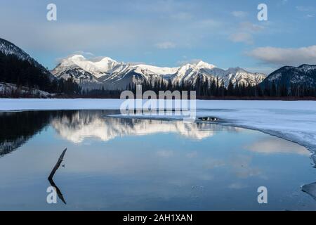 Montagnes enneigées reflète dans les lacs Vermillon en hiver, Banff, Alberta, Canada Banque D'Images