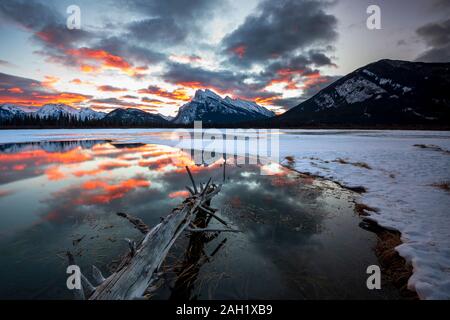 Lever du soleil incroyable reflétée dans les lacs Vermillon en hiver, Banff, Alberta, Canada Banque D'Images