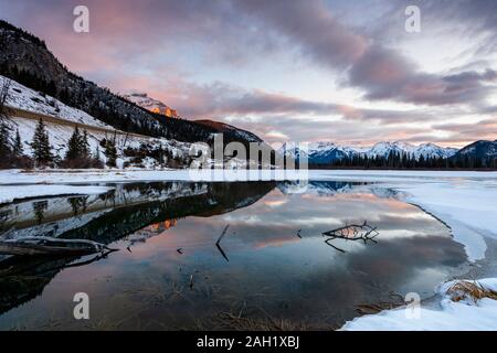 Beau lever de soleil reflétés dans les lacs Vermillon en hiver, Banff, Alberta, Canada Banque D'Images