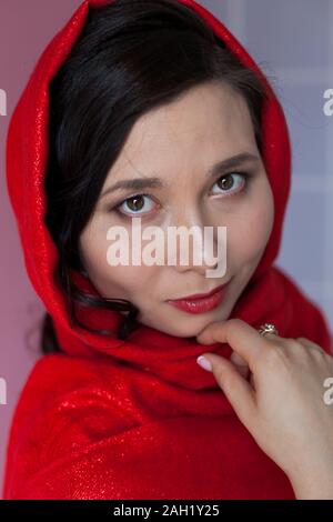 Portrait d'une belle femme asiatique à la mode rouge avec un foulard islamique sur la tête. Banque D'Images