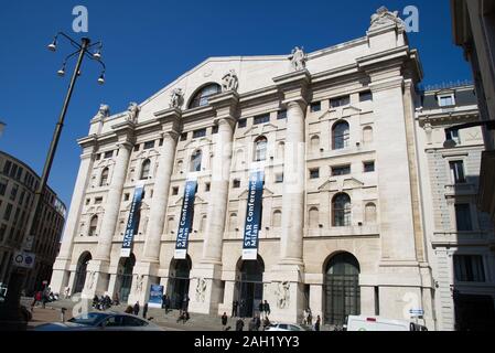 21 mars 2019 Milan Italie : Palazzo Mezzanotte, ou Palazzo della Borsa, est l'immeuble qui abrite la Bourse de Milan, sur la Piazza degli Affari Banque D'Images