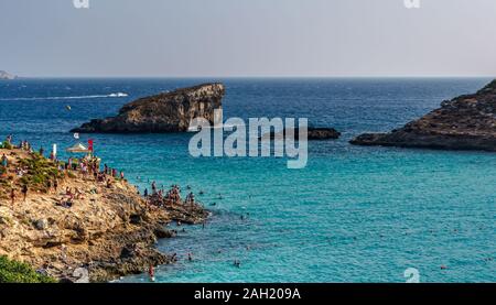 Les gens se baigner dans l'eau du lagon bleu cyan. Blue Lagoon est une baie pittoresque, avec une base de sable, blanc brillant, et avec une faible, azure-colore Banque D'Images