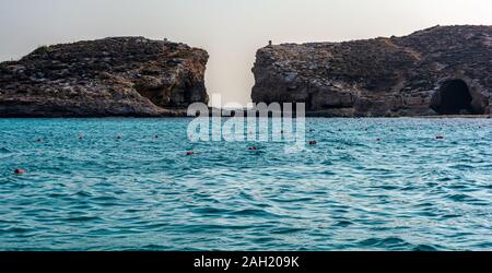 Le Blue Lagoon avec Cominotto island en arrière-plan Banque D'Images