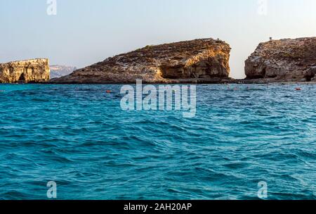 Le Blue Lagoon avec Cominotto island en arrière-plan Banque D'Images