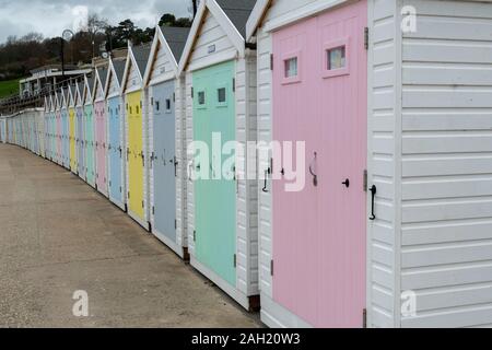 Ligne de cabanes de plage à Lyme Regis dans le Dorset. Banque D'Images