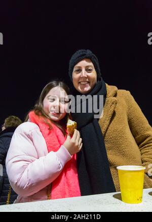 Bournemouth, Dorset, UK. 26Th Dec 2019. La Menorah géante lors de 'Hanoucca (Hanouka) Célébration de Bournemouth avec la ménorah allumée par Monsieur Jarvis Lazare et Susan Phillips, conseiller municipal, maire Bournemouth, invité d'honneur. Hanoukka est le peuple juif 8 journée "fête des lumières" avec une nuit de la menorah, des prières spéciales et les aliments frits - girl eating donut. Credit : Carolyn Jenkins/Alamy Live News Banque D'Images