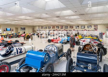 Intérieur de l'Indianapolis Motor Speedway Museum avec des voitures de course Indy 500 à l'avant-plan, Indianapolis, Indiana, USA. Banque D'Images