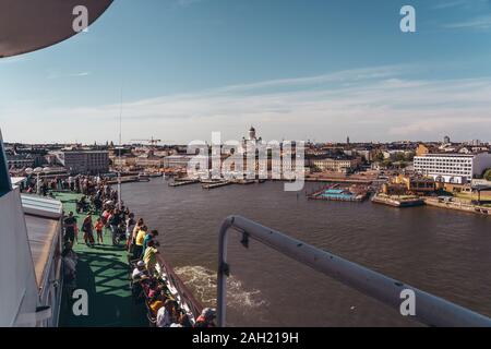 Editorial 06.19.2019 Helsinki Finlande Car-ferry Silja Serenade de quitter le port avec les passagers sur le pont profitant de la météo d'été Banque D'Images