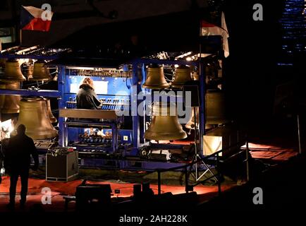 Prague, République tchèque. Dec 23, 2019. Carillonneur néerlandais Rosemarie Seuntiens effectue avec le carillon ambulant de Prague sur la rivière Vltava à Prague, République tchèque, le 23 décembre 2019. Photo : CTK Michal Krumphanzl/Photo/Alamy Live News Banque D'Images