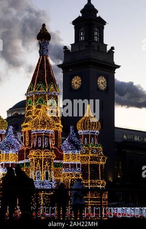 Le thème du Kremlin décorations du Nouvel An près de Dom Wczasowy Harnas i Mall et la tour de la gare Kievsky dans le centre de Moscou, Russie Banque D'Images