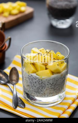 Alimentation saine. Semences Chia pudding à l'ananas. Copier l'espace. Banque D'Images