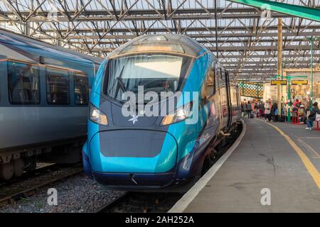 Un nouveau Transpennine train électrique de Classe 397 Nova dans la gare centrale de Glasgow Banque D'Images