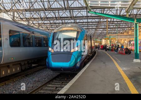 Un nouveau Transpennine train électrique de Classe 397 Nova dans la gare centrale de Glasgow Banque D'Images