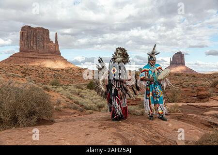 Danseurs Navajo, West Mitten Butte (à gauche) et à l'Est Mitten Butte en arrière-plan, Monument Valley, Arizona et l'Utah, USA frontaliers Banque D'Images