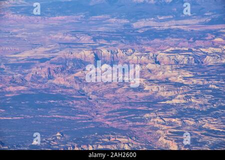 Zions Parc National dans l'Utah, vue aérienne d'avion de paysages abstraits, les pics et les canyons par Saint George, États-Unis d'Amérique. USA. Banque D'Images