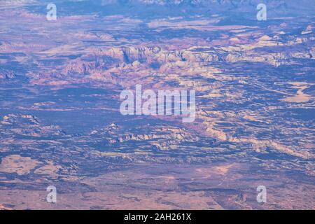 Zions Parc National dans l'Utah, vue aérienne d'avion de paysages abstraits, les pics et les canyons par Saint George, États-Unis d'Amérique. USA. Banque D'Images