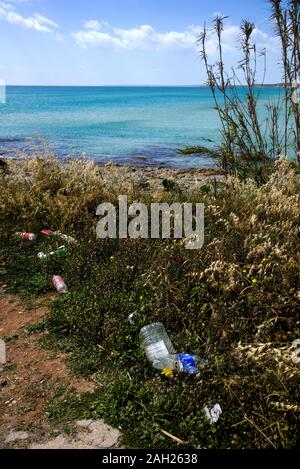 Italie ,Noto (SR) 06 mai 2019 : la pollution de la plage, le plastique et les déchets de Mediterraneo sur la plage Banque D'Images