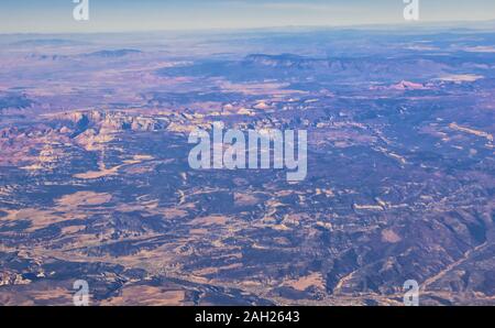 Zions Parc National dans l'Utah, vue aérienne d'avion de paysages abstraits, les pics et les canyons par Saint George, États-Unis d'Amérique. USA. Banque D'Images