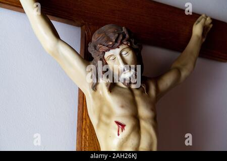 Une sculpture en bois de Jésus Christ sur la croix dans le sanctuaire de Notre Dame de Tylicz. Banque D'Images