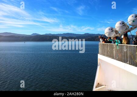 Wellington, Nouvelle-Zélande - 15 mars 2017 : beauté côtière vue d'un navire dans le Pacifique Sud, entre les îles du Sud et du Nord de la Nouvelle-Zélande. Banque D'Images