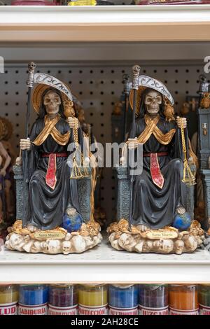 Santa Muerte statues à vendre à El Kimbisero Botanica, un magasin sur 37th Avenue ave la vente d'articles religieux à un principalement une population d'Amérique du Sud. Banque D'Images