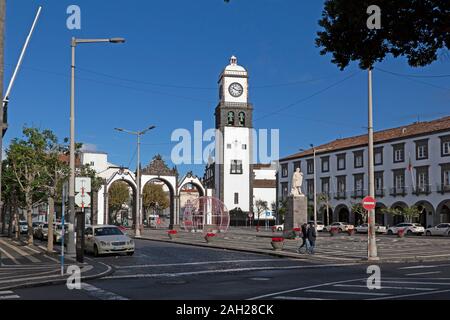 Les trois arches et tour de l'horloge de l'église Saint-Sébastien à Ponta Delgada, Sao Miguel, Açores, Portugal. Banque D'Images