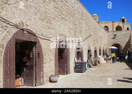 Marché des artisans au-dessous des remparts, Médina, UNESCO World Heritage Site, Essaouira, Maroc, Afrique du Nord Banque D'Images