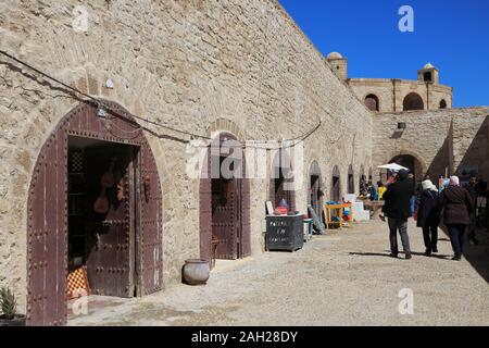 Marché des artisans au-dessous des remparts, Médina, UNESCO World Heritage Site, Essaouira, Maroc, Afrique du Nord Banque D'Images