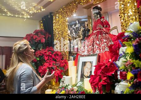 Un joli Santa Muerte prêtresse dirige un service dans un temple d'accueil à Jackson Heights, Queens, New York. Banque D'Images