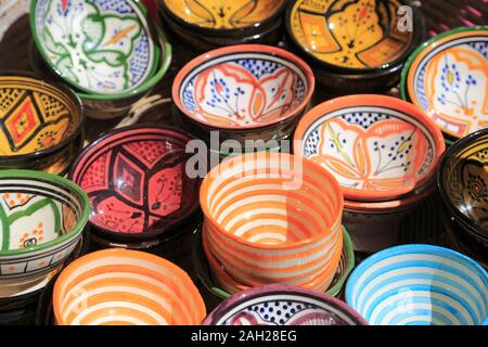 La poterie, Marché des artisans au-dessous des remparts, Médina, UNESCO World Heritage Site, Essaouira, Maroc, Afrique du Nord Banque D'Images