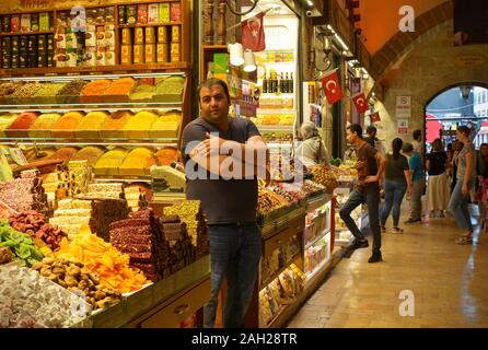 Istanbul, 19 Turkey-September 2019.Un travailleur attend pour les clients à une boutique qui vend des épices, fruits secs &loukoums dans le Bazar égyptien Banque D'Images