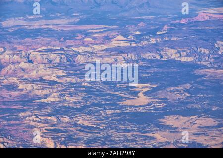 Zions Parc National dans l'Utah, vue aérienne d'avion de paysages abstraits, les pics et les canyons par Saint George, États-Unis d'Amérique. USA. Banque D'Images