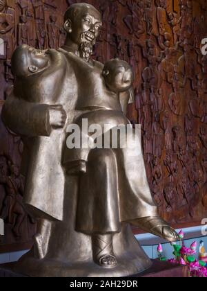 Ho Chi Minh ou Oncle Ho sculpture avec les enfants, Hokkaido Museum of Ethnology, Nord du Vietnam, Asie Banque D'Images