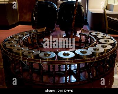 La pièce de l'ensemble de gongs utilisés en Khmer cinq tonnes orchestra, Hokkaido Museum of Ethnology, Nord du Vietnam, Asie Banque D'Images