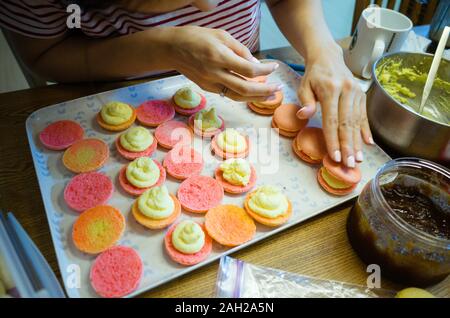 Une femme fait des macarons. Banque D'Images