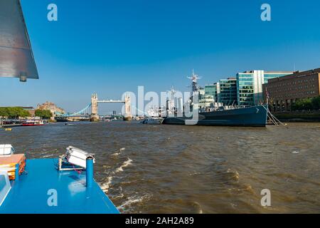 Vue depuis un navire le long de la rivière Thames, à l'HMS Belfast et le Tower Bridge, London, England, UK, FR Banque D'Images