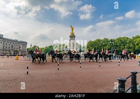 Buckingham Palace, Londres. La résidence officielle de la reine Elizabeth II avec les gardes sur les chevaux de l'avant-plan, England, UK, FR Banque D'Images