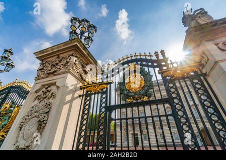 Entrée de la Buckingham Palace, Londres. La résidence officielle de la reine Elizabeth II, England, UK, FR Banque D'Images