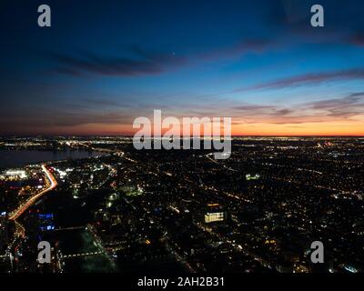 Vue aérienne de l'ouest de Toronto, au coucher du soleil avec des lumières et des traces de voiture visible. Une longue exposition d'en haut, les nuages et coucher du soleil orange encore visibles. Toronto Banque D'Images