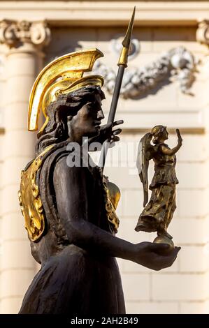 Bucarest, Roumanie - 05 novembre 2019 : La statue de la déesse Minerve, faite par le sculpteur Mihai Ecobici, est vu en face de l'Académie roumaine, je Banque D'Images