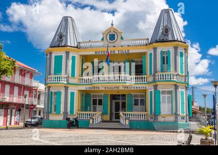 L'architecture traditionnelle française dans l'hôtel de ville ou à l'Hôtel de Ville de la commune ou ville de Le Moule sur l'île de Grande-Terre, Guadeloupe. Banque D'Images