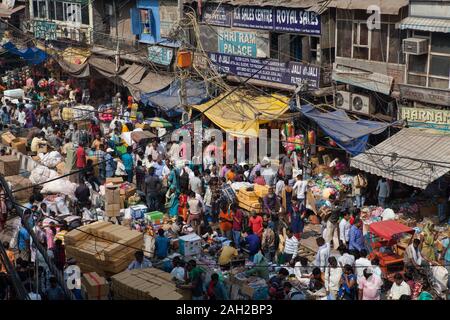 Dans la rue encombrée Sadar Bazar, dans la vieille ville de Delhi, Inde Banque D'Images