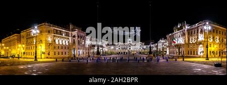 Trieste, Italie, 23 décembre 2019. Vue panoramique sur les décorations de Noël sur la Trieste Piazza Unità d'Italia en Italie du Nord. Credit : Enrique Sh Banque D'Images